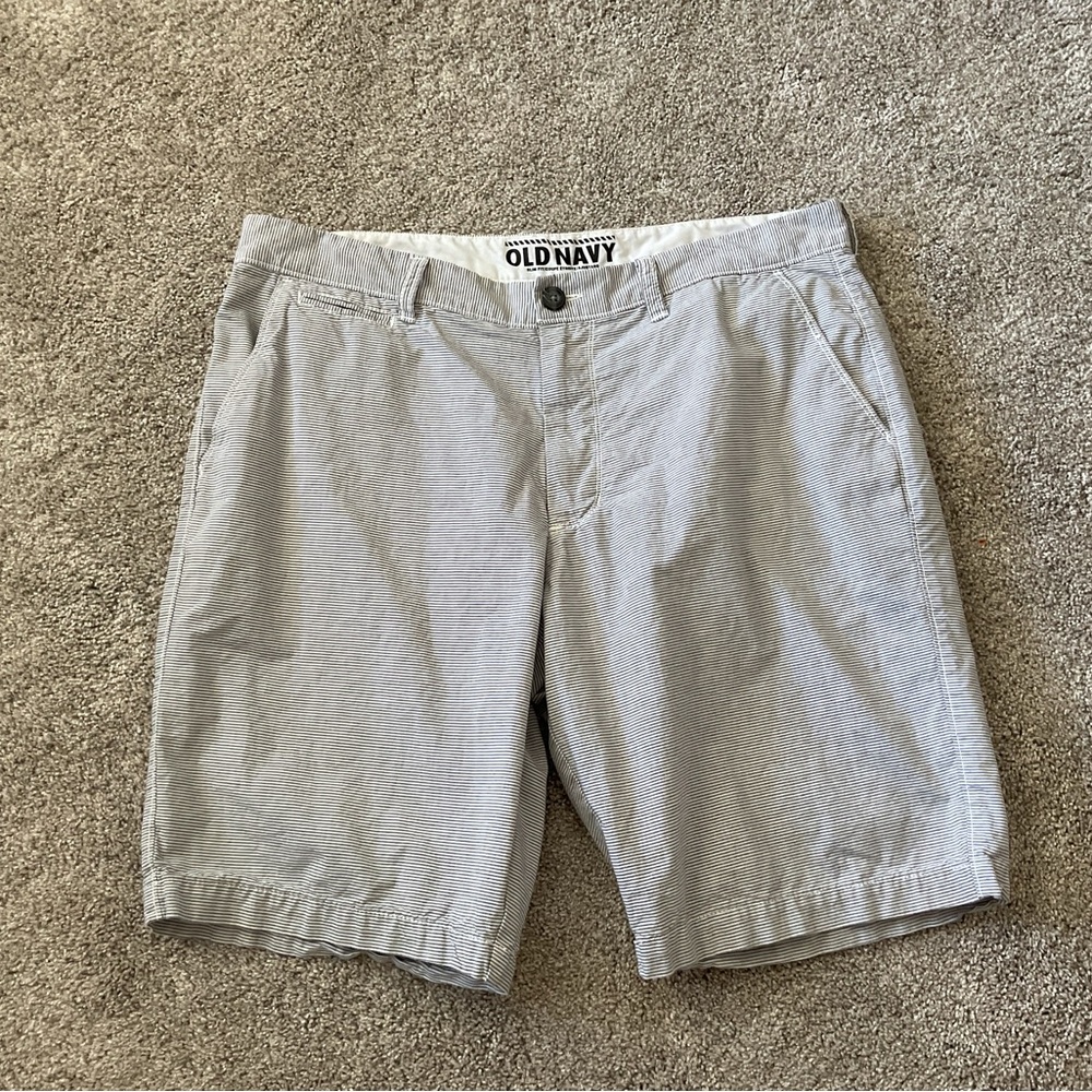 Old Navy Shorts Size 36 Gray White Stripes
